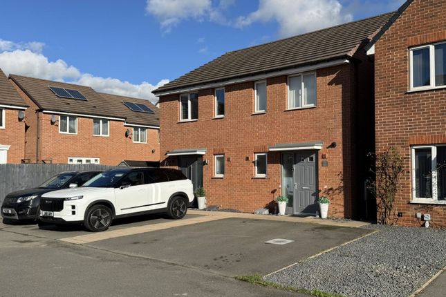 15 Lakelot Close, Willenhall photo 2