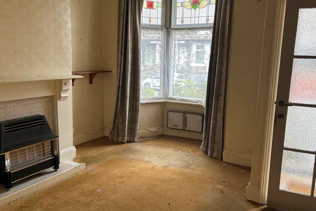 13, Lister Avenue, Bradford photo 3