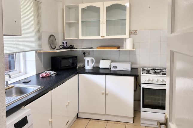 Room 3, Flat 9, Nevena Court, 90 Effra Road, London photo 5