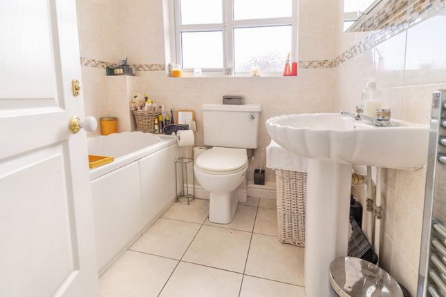 35, Rosemullion Avenue, Milton Keynes photo 4