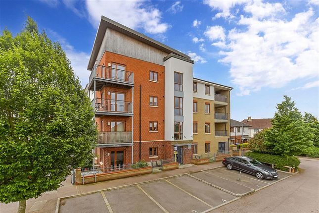 Thumbnail Flat for sale in Mallory Close, Gravesend, Kent
