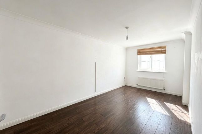 45 Nightingale Crescent, Romford photo 4