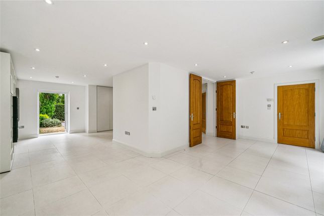 8, Barker Close, Surrey photo 4