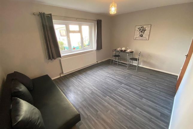5, Reverend Close, South Harrow photo 2