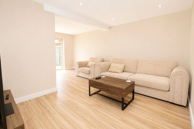 6, Blackthorne Close, Bordon photo 3
