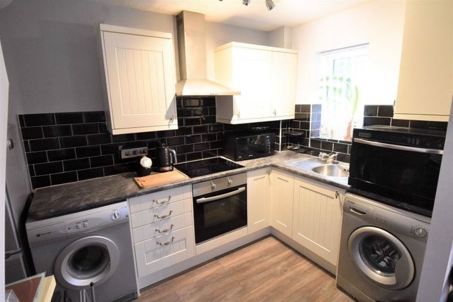 26, Howard Close, Luton photo 2
