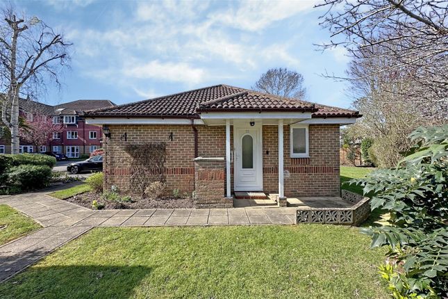 52 Allingham Court, Summers Road, Farncombe photo 4