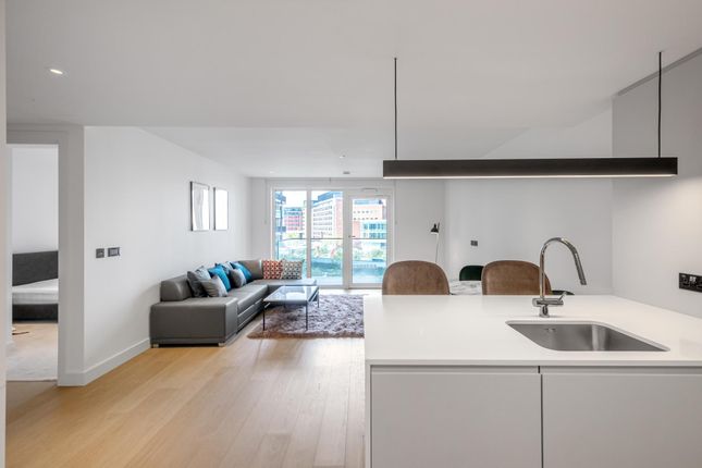 130 Belvedere Row Apartments, Fountain Park Way, London photo 3