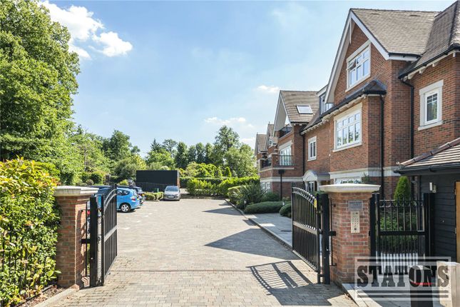 Flat 1, Manor Wood Lodge, 1, Coombehurst Close, Hadley Wood photo 2