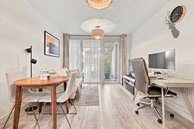 Flat 9, 28 Harston Walk, London photo 4