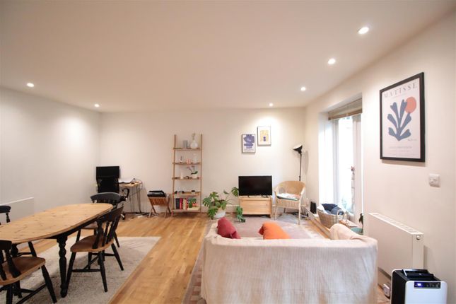 Flat to rent in Leander Road, London