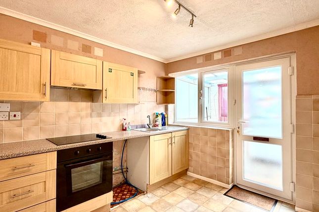 13, Churchill Close, Calne photo 4