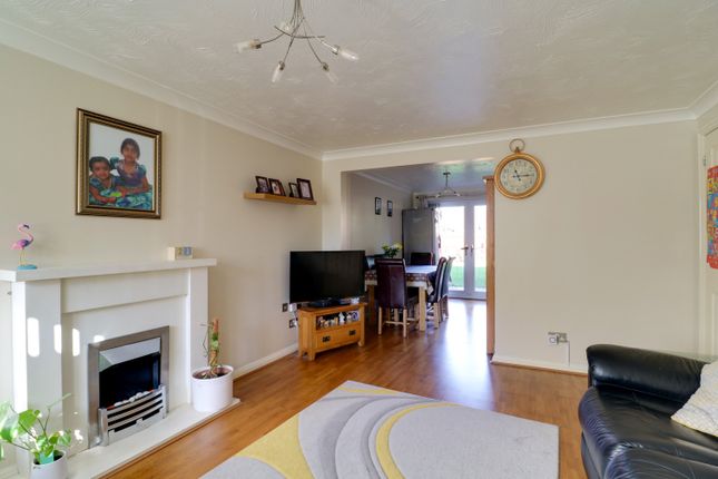 27, Blackdown Close, Stevenage photo 4