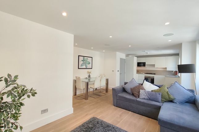 1-bed flat on Flat 24, Walpole Court, Ealing Green, Ealing, £2,300/mo