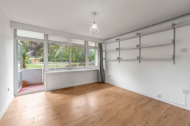 Flat 6 Blendworth, Wanborough Drive, London photo 3