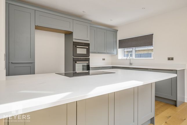 2, Woodside Close, Ferndown photo 4