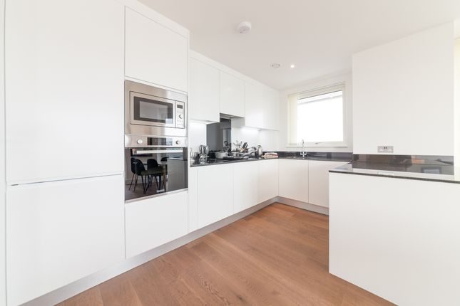 Flat to rent in Gateway Tower, 28 Western Gateway, Royal Victoria, London