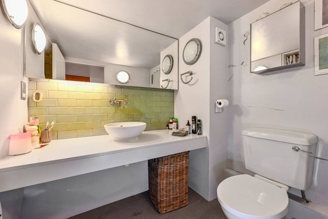 Flat for sale in Institute Place, Hackney, London
