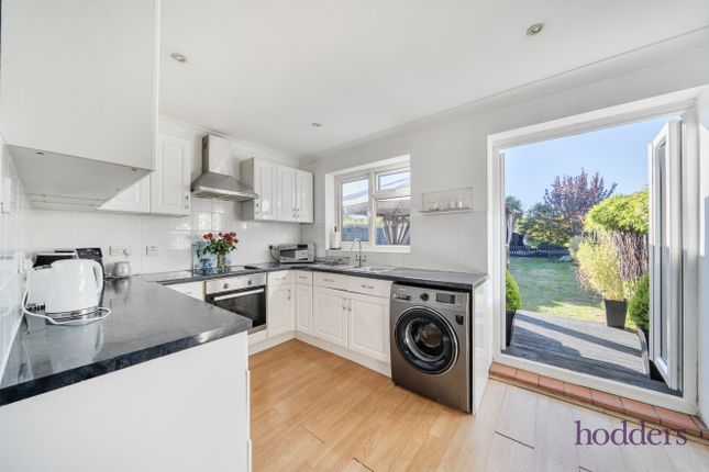 13, Weston Avenue, Addlestone photo 3