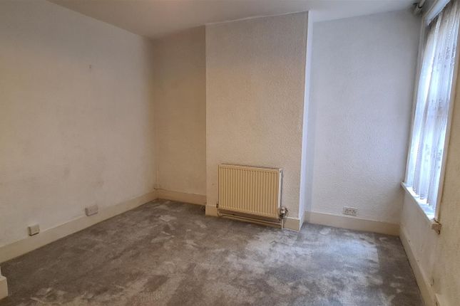 Flat to rent in Longley Road, Rochester