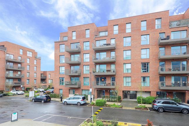 Flat for sale in Hargrave Drive, Harrow