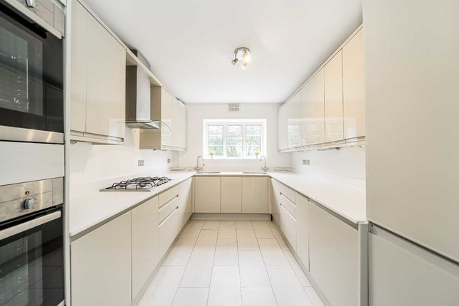 Flat to rent in Mulberry Close, London