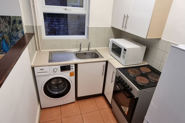 Maisonette to rent in Clarendon Park Road, Leicester