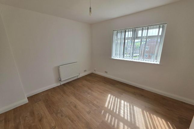 106, Rowrah Crescent, Manchester photo 4