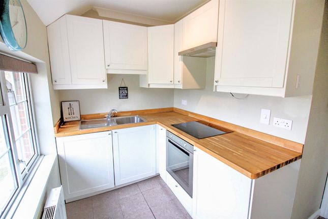 Maisonette to rent in Oxford Road, Stone, Aylesbury