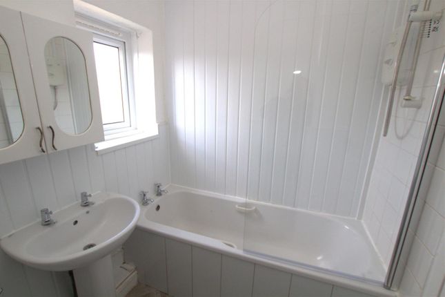 74 Hershall Bathroom.Jpg