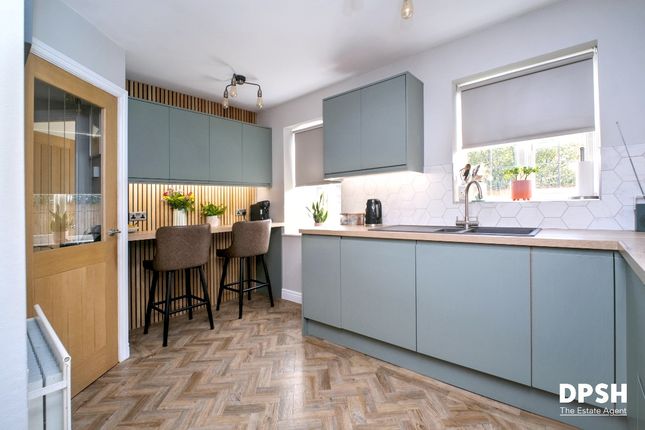 7 Suffield Close, Leeds photo 4