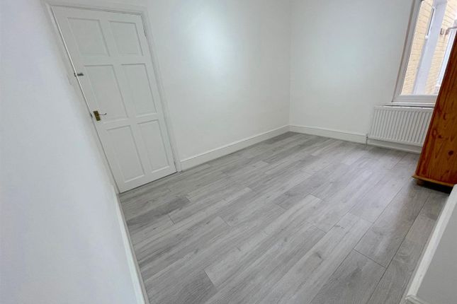 Maisonette to rent in Cecil Road, Hounslow