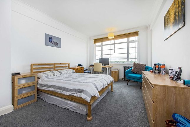 Flat to rent in Balham High Road, London