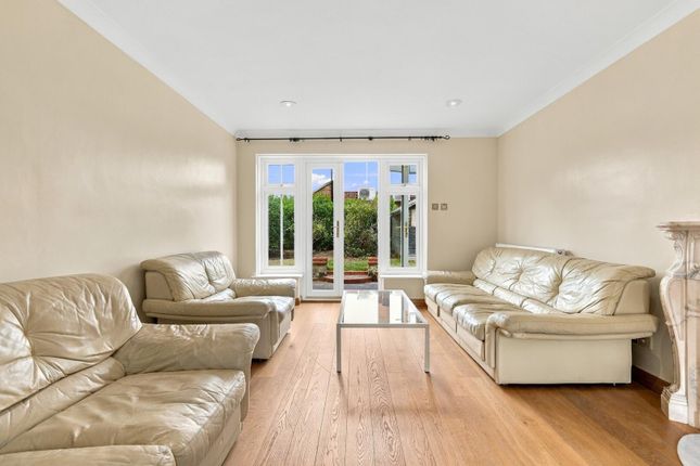 8, Laurel Way, South Woodford photo 4