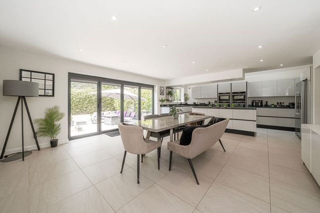 11, Queens Avenue, West Byfleet photo 2