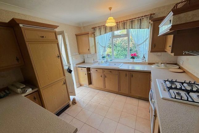 5, Ash Grove, Feltham photo 3