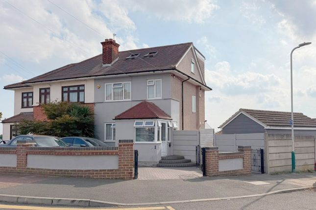 1, Hunters Grove, Collier Row photo 3