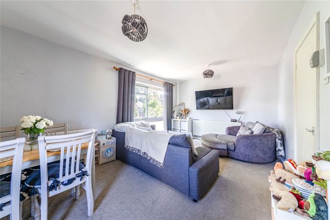 16, Hartland Close, Addlestone photo 4