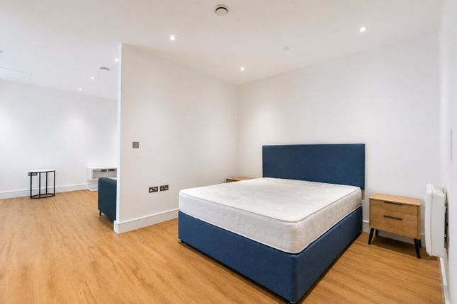2-bed house on G515YL02,, Westgate House, Ealing, £2,300/mo