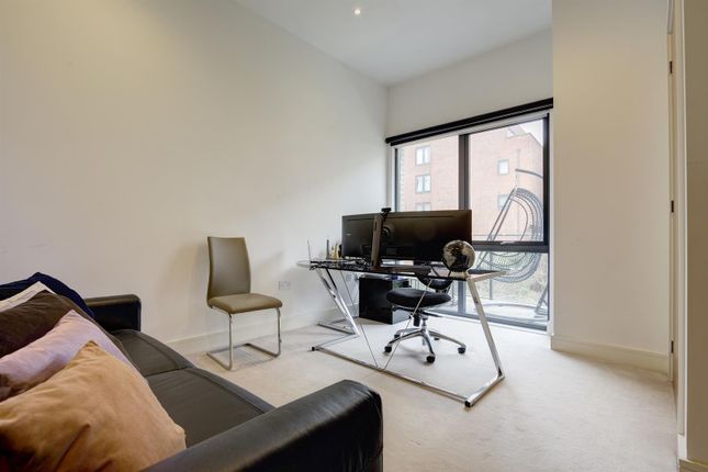 Flat for sale in Fairmont Mews, London
