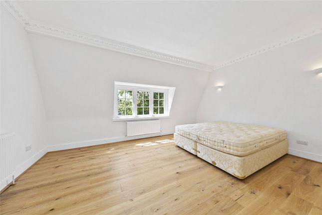 Flat for sale in Lawn Crescent, Kew, Surrey
