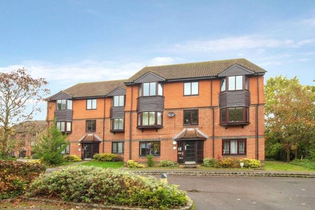 Flat to rent in Foxhills, Horsell, Woking