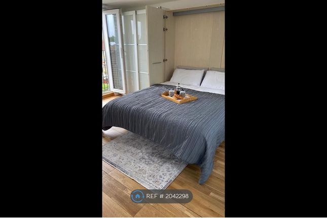 Thumbnail Flat to rent in Thames Ave, Greenford