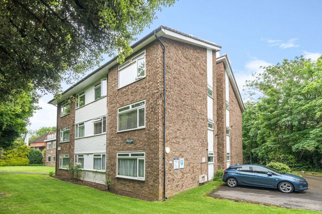 Flat for sale in The Avenue, Worcester Park, Surrey