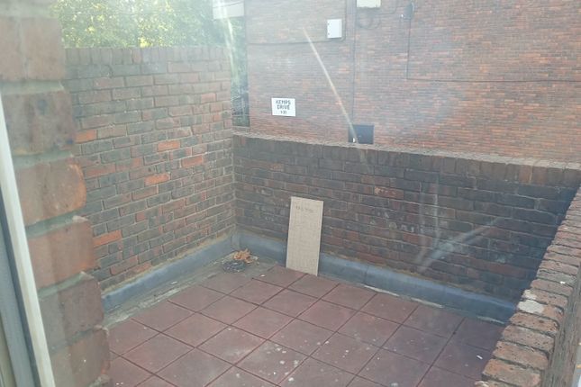 6 Kemps Drive, London photo 5