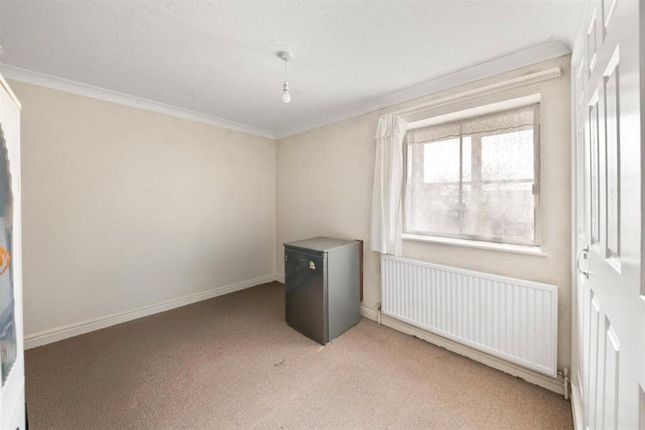 34, David Close, Greater London photo 2