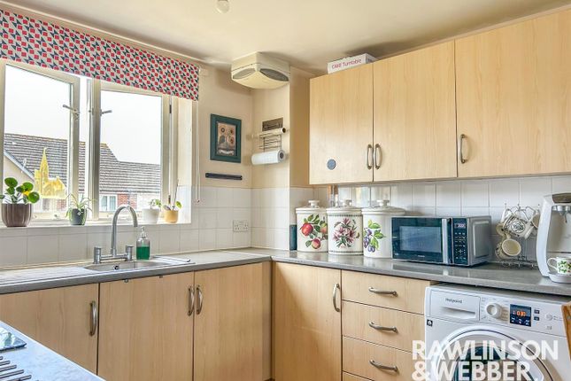 4, Chandlers Close, West Molesey photo 2