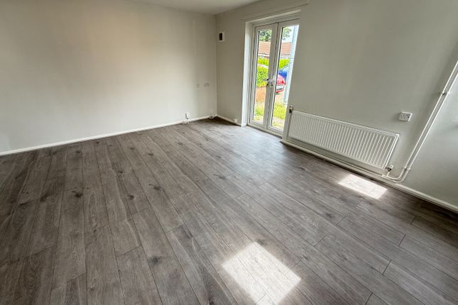 59 New Woodfield Green, Dunstable, Bedfordshire photo 3