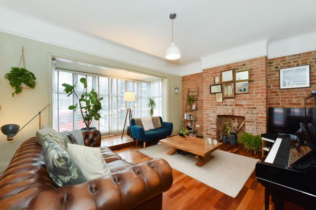 Flat for sale in Victoria Park Road, London