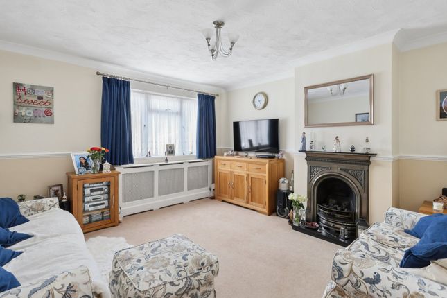 10, Foxholes, Surrey photo 3